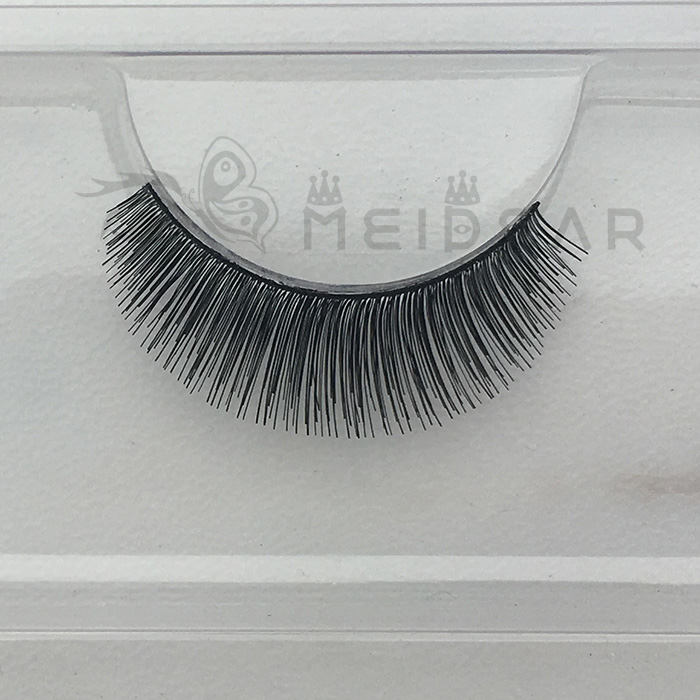 Natural looking false eyelashes
